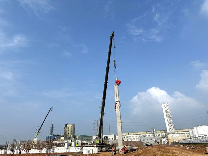 安徽純鈞電解項目首根預(yù)制柱順利吊裝