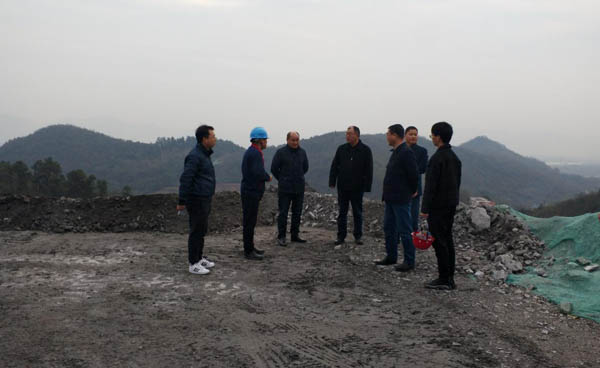 集團(tuán)公司黨委副書(shū)記、總經(jīng)理龔華東到矸石項(xiàng)目部視察 